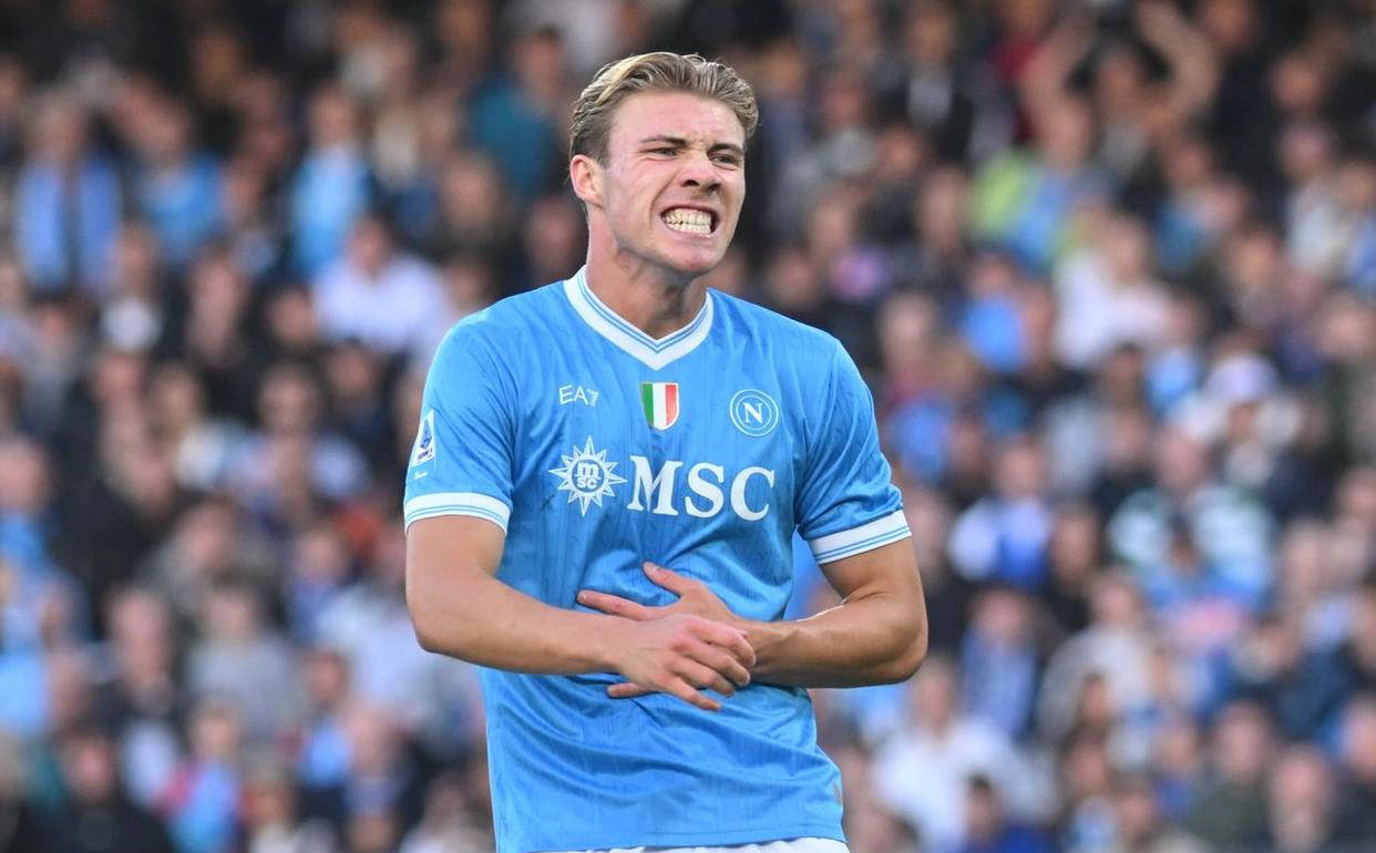 意甲2-1逆转！曼联弃将霍伊伦闪耀，那不勒斯登顶