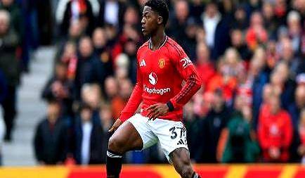 曼联夏季转会中场大革新！优先续约梅努，卡里克推荐三位新人，红魔即将腾飞